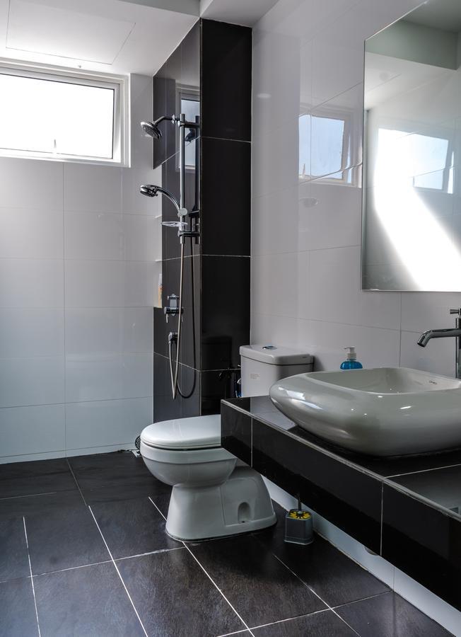 Southwest Island Suite By D Imperio Homestay Bayan Lepas Buitenkant foto